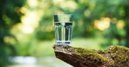 Как да си направим алкална вода, която се бори с умора, храносмилателни проблеми и рак