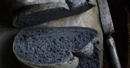 Направете си лечебен хляб с въглен