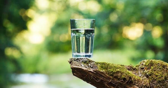 Как да си направим алкална вода, която се бори с умора, храносмилателни проблеми и рак