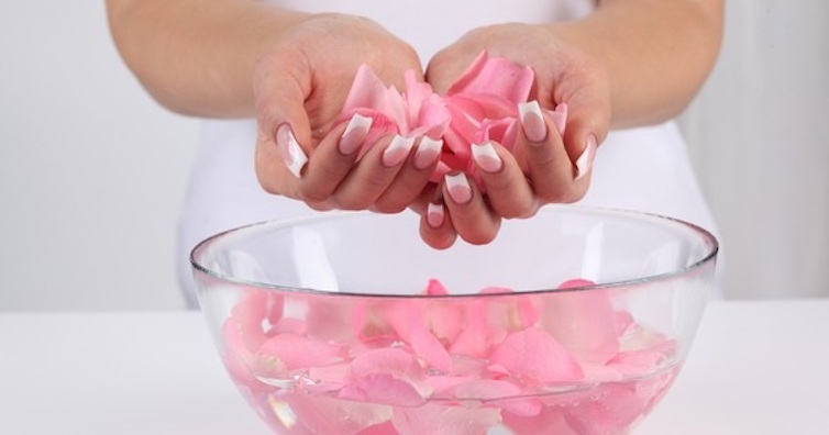 Козметично средство и лековита напитка - това е розовата вода